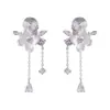 Pendientes de Tachuela Elegantes con Borla de Flor Blanca de Gama Alta Estilo Coreano para Mujer Pinzas para Orejas de Bobina de Mosquitos Pendientes Pequeños Frescos