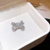 Liderança feminina fria e distante~Presilha de Orelha com Laço de Zircônia e Pérola para Mulheres Sem Piercing na Orelha Exquisita Sensação Fria e Distante Clipe de Cartilagem da Orelha Brincos de Luxo Leve