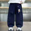 Calça de Moletom Infantil para Meninos Primavera e Outono Ursinho de Desenho 2026 Novo Estilo de Outono Calças Longas Casuais da Moda para Meninos Estilosos