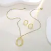 Exquisito juego europeo y americano de lujo creativo irregular de hojas geométricas poligonales con textura de flores de amor, aretes y collar