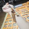 Artículo popular para transmisiones en vivo: Madera de arce madera maciza madera sin pintar talla de madera colgante de gato KT, accesorio de moda estilo chino, diseño original