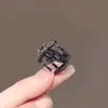 Clip pequeño de tiburón hueco de rosa coreano de lujo ligero, versátil, con diamantes de imitación, temperamento, flequillo lateral, cabello suelto, clip superior, horquilla