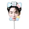 Performance de entrada no casamento de Henry Lau com máscara engraçada, placa de boas-vindas no aeroporto, produtos de fãs de apoio para shows com imagens personalizadas