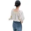 Camisa Redutora de Idade com Renda Patchwork para Mulheres Verão 2026 Fina Estilo Coreano Chique Gola Quadrada Manga Bufante Top Fada