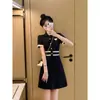 2026 Elegante Socialite Estilo Hong Kong Retrô Inspirado em Chanel Gola Polo Malha de Seda Gelada Vestido Estilo Hepburn Vestido Preto Pequeno