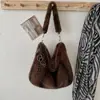Bolsa de Pelúcia Fofa Outono/Inverno Feminina 2026 Nova Tendência Casual Bolsa de Ombro Único para o Trabalho Bolsa Tote Versátil Bolsa de Pelo Super Quente