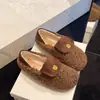 Zapatos peludos chic y modernos para mujer, nuevo modelo otoño e invierno 2026, zapatos de algodón slip-on para usar al aire libre, mocasines de felpa de suela plana