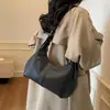 Bolsa de Gran Capacidad Transfronteriza Nueva para Mujer Otoño/Invierno Moda Simple de un Solo Hombro Cruzada con Colgante Bolso Tote para Viajes de Negocios para Dama