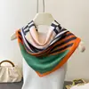 Pañuelo Cuadrado de Imitación Seda con Estampado de Rayas Geométricas Chal Versátil Bufanda de Cuello de Gama Alta Pañuelo para la Cabeza Bufanda de Seda Bufanda para Mujer