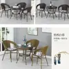 Conjunto de Mesa e Cadeira Pequena para Varanda de Três Peças Cadeira de Rattan Mesa de Café para Pátio Externo Combinação Cadeira com Encosto de Rattan Sintético para Terraço Externo