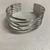 Pulseira Aberta Flor Geométrica com Textura Metálica, Pulseira Minimalista Tendência Personalidade, Joias de Nicho de Designer