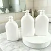 Botella plana de 28 dientes y 250 ml, venta directa de fábrica, color blanco PET, con hombros redondos y rayas, para loción, embalaje diario, gel de ducha, cuidado de la piel.