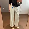 Zedaijiai: Jeans de brim casual, macio e confortável, com corte levemente curvo, apresentando lavagem em sarja suave e rebites metálicos.