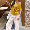 T-shirt Branca de Ombro Caído Manga Curta Estampada Versátil Design Novo Verão Feminino Hot Girl Americana Slim Top