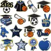 Fornecimento Exclusivo Transfronteiriço de Patches Bordados com Tema de Formatura com Elementos de Basquete e Futebol, Patches Termocolantes para Uniformes de Formatura, Roupas e Decorações de Bolsas