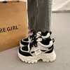 Sapatos Pai de Plataforma Populares com Solado Grosso para Mulheres, Aumentadores de Altura, Novo Estilo Europeu 2025, Sapatos Casuais Versáteis Brancos de Outono