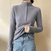 Camisa de novo estilo com mangas vazadas e gola alta meia, com artesanato feito à mão, costura de renda fashion, design slim fit, suéter de tricô para mulheres