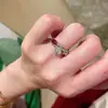 Anillo Plateado con Pedrería Color Rubí Dazzling Pigeon Blood TiTi Lujo Ligero Encaje Colorido Hueco Exquisito Temperamento Decoración de Anillo para Mujer-