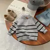 Conjunto de Bebê Menino Estilo Coreano para o Início da Primavera: Suéter Elegante de Primavera, Tricô Listrado Moderno para Bebê, Jeans Versátil