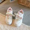 Tênis Feminino com Laço Floral 2026 Novidades Primavera/Verão Sapatos Brancos Infantis Sapatos Casuais para Estudantes Sapatos de Skate Antiderrapantes