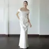 Vestido de Novia de Satén Ligero de Alta Gama Nuevo Estilo 2026 Hombros Descubiertos Blanco Sencillo Nicho Elegante Vestido para Recepción y Salida
