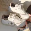 Zapatillas de Primavera de Alto Valor Estético para Mujer 2026 Nuevos Zapatos Individuales Versátiles Estilo Ins para Niñas Zapatos Blancos de Suela Gruesa Zapatos de Entrenamiento Alemanes