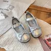 Sapatos de princesa retrô para meninas, novos modelos de primavera e outono, sapatos de couro para performance infantis de tamanho médio e grande, sapatos rasos da moda com sola macia