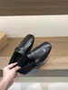 Mocasines retro para mujer en color marrón con borlas y tacón oculto, otoño/invierno 2025, forrados de felpa, zapatos esponjosos, zapatos pequeños de piel