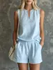 Conjunto de duas peças feminino para férias em estilo francês: top sem mangas com pequena fenda e cós elástico, shorts de cor sólida com bolso