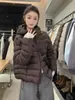 Jaqueta acolchoada estilo 2026 para mulheres, curta estilo coreano, corte solto, quente, com capuz, adequada para figuras petite