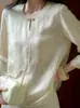 Colección Privada Suave como la Seda Brocado de Tres Hilos Dorado Diseñada con un cuello estilizado, blusa de seda, nueva para otoño 2026