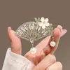 Broche de Mariposa para Mujer Sentido de Gama Alta Nicho Venta al por Mayor Pin de Perla Temperamento Fijo Metal Traje Joyería de Perlas