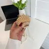 Bolsa para Batom com Corrente de Pérolas para Mulheres 2025 Nova Bolsa com Concha de Metal Mini Bolsa Transversal Combinando com Roupas
