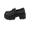 Sapatos femininos de couro retrô estilo britânico preto com sola grossa, novos loafers versáteis para aumentar a altura para primavera e outono de 2026 para combinar com saias