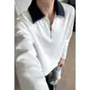 Moletom simples com gola polo e zíper parcial para homens, design com blocos de cor outonal, combinado com uma camiseta de manga longa como camada base