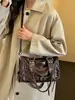 Bolso de hombro moderno y genial estilo motero con remaches para mujer, nuevo bolso de mano de moda 2026, elegante bolso tipo almohada con un toque de alta gama, bolso cruzado