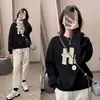 Moletom Redondo de Manga Longa Tamanho Grande Europeu para Mulheres 2025 Outono Inicial Novo Estilo Preguiçoso Solto Roupas Pretas Jaqueta Fina de Outono e Inverno