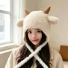 Adorable y peculiar sombrero de orejeras de peluche con cuernos de oveja para mujer para otoño e invierno, engrosado para abrigar, versátil y estiliza el rostro, un sombrero Lei Feng