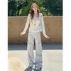 Calça Jeans de Barra Larga, Caimento Solto, Versátil para o Trabalho, Cor Azul Claro, Design com Bolsos, Confortável, Fluida, Formato Pera, Comprimento até o Chão