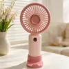 Ventilador eléctrico mini de mano simple y fresco, recargable por USB, tres velocidades de viento, con soporte, ventilador pequeño vertical de escritorio