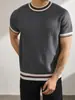 Camisa de Tricô Listrada de Manga Curta com Gola Redonda para Homens no Atacado do Fabricante, Nova Tendência de Verão Marca Versátil Fina de Meia-Manga para Homens