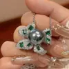 Conjunto de Joias de Cobre Banhado a Ouro com Esmeraldas e Pérolas, Brincos e Colar com Laço, Moda Feminina Estilosa e Doce Atacado