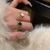 Anel de Trevo de Quatro Folhas Preto e Branco de Camada Dupla para Mulheres, Anel Aberto de Nicho de Alto Padrão, Anel Versátil para Dedo Indicador com Temperamento de Luxo Leve