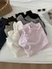 Elegante top ajustado de estilo coreano con un pequeño cuello mao, tejido elástico y una silueta favorecedora. Esta camiseta versátil de manga larga y color sólido es perfecta como capa base para otoño e invierno