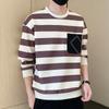 Novos Suéteres Masculinos Primavera e Outono 2024 Casuais e Mais Fáceis de Combinar Jovens Bonitos Manga Longa Camiseta Gola Redonda Listrado Solto Jaqueta