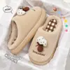 Novas pantufas de cogumelo color-block para quarto 2026, antiderrapantes, confortáveis, versáteis e perfeitas para outono e inverno, no estilo "ins" da moda
