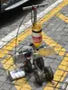 Chão, rodovia, vaga de estacionamento, propriedade, campo de futebol, oficina, equipamento esportivo, pista de plástico, pintura com rolo, máquina de marcação de linha, tinta