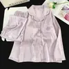 Novo conjunto de pijama para primavera e outono com sutiã embutido, apresentando um design da Kitty, tecido de seda gelada, padrão espinha de peixe e um cardigã com gola de lapela