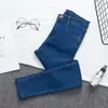 Pantalones de mezclilla azul claro elásticos de talle alto estilo europeo y americano de talla grande para mujer, ajustados, con efecto adelgazante, tipo lápiz que cubren los glúteos para pies pequeños