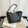 Bolsa de mão única com padrão trançado retrô para mulheres, nova coleção de outono 2026, requintada e moderna, perfeita para o dia a dia, bolsa de ombro e bolsa de ombro tipo balde